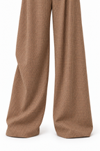 Pantaloni del Tailleur coreano Lumina, dettaglio delle gambe ampie e dei fondi a piccoli quadri.