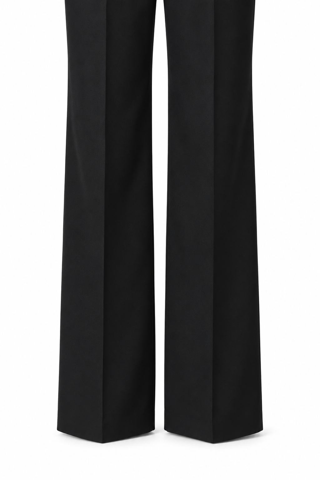 Tailleur doppiopetto nero, dettaglio della parte inferiore dei pantaloni su fondo bianco.