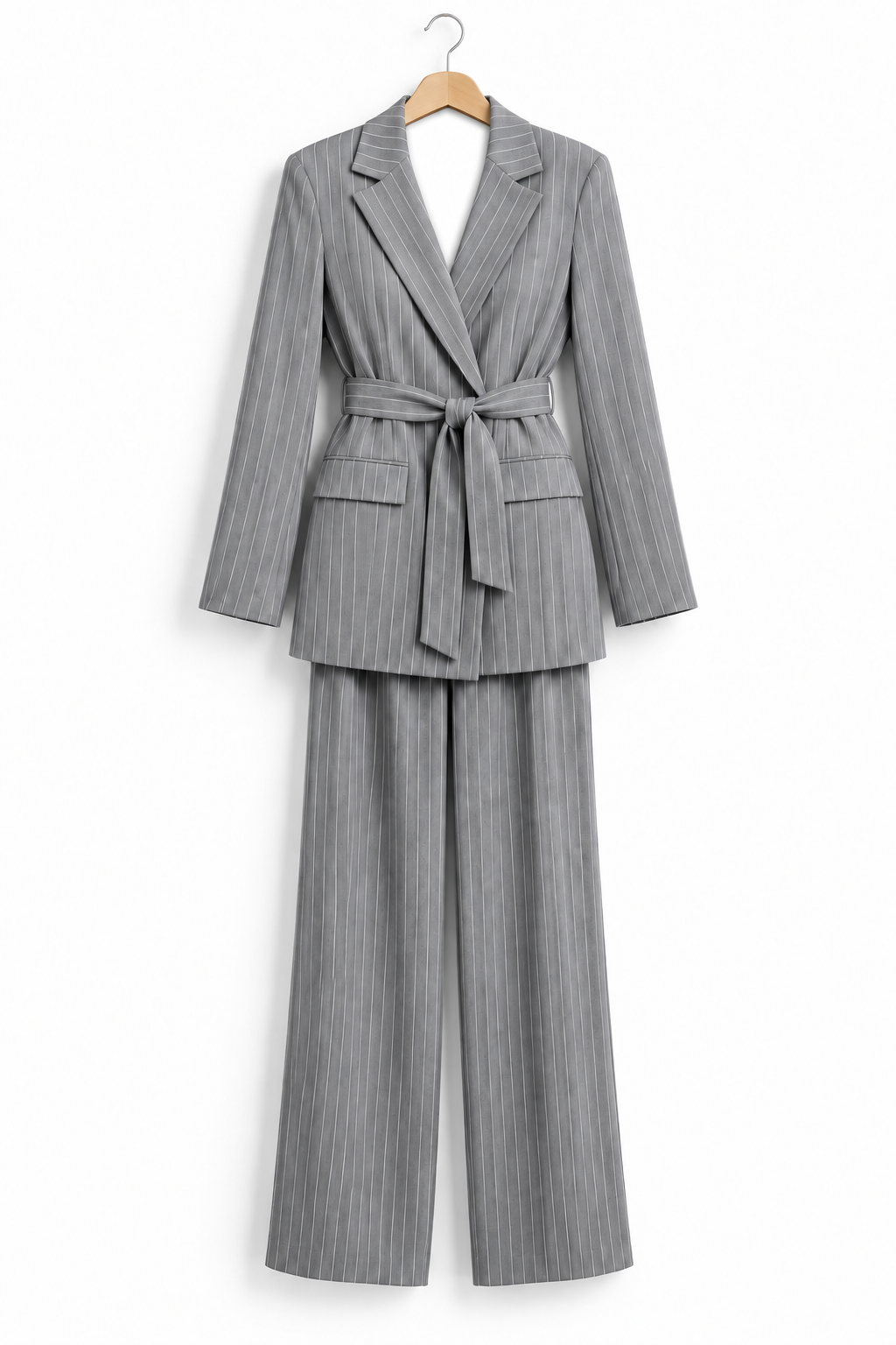 Tailleur gessato grigio su gruccia, vista frontale della giacca con cintura e pantaloni.