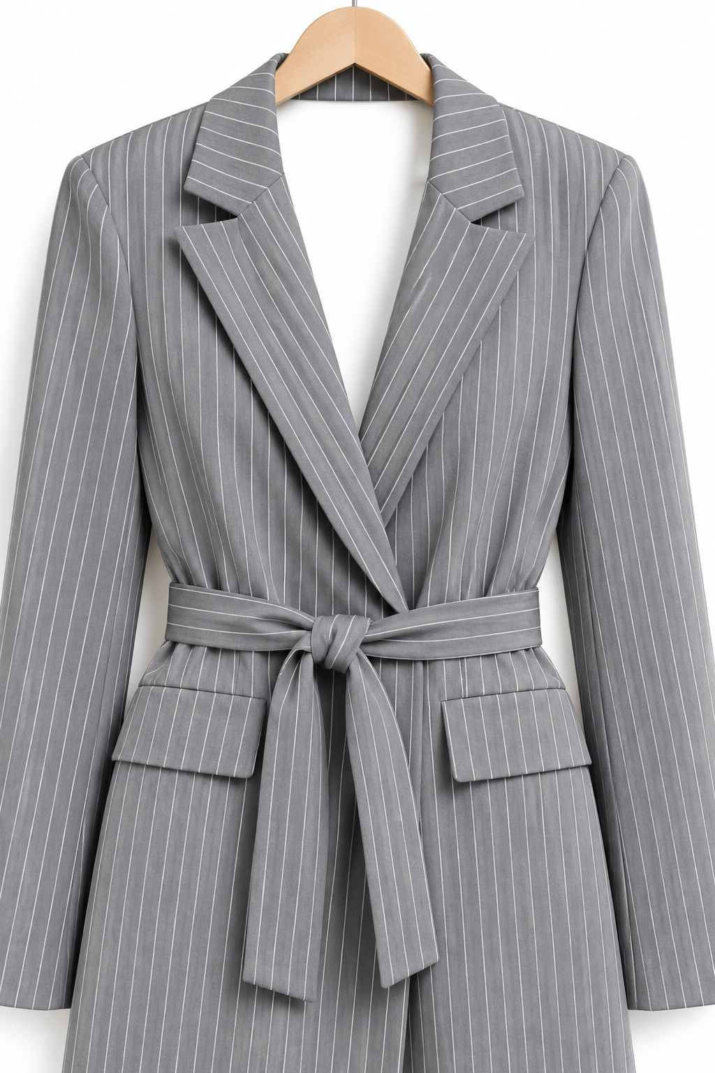 Tailleur gessato grigio non indossato, dettaglio dei revers e delle tasche della giacca.