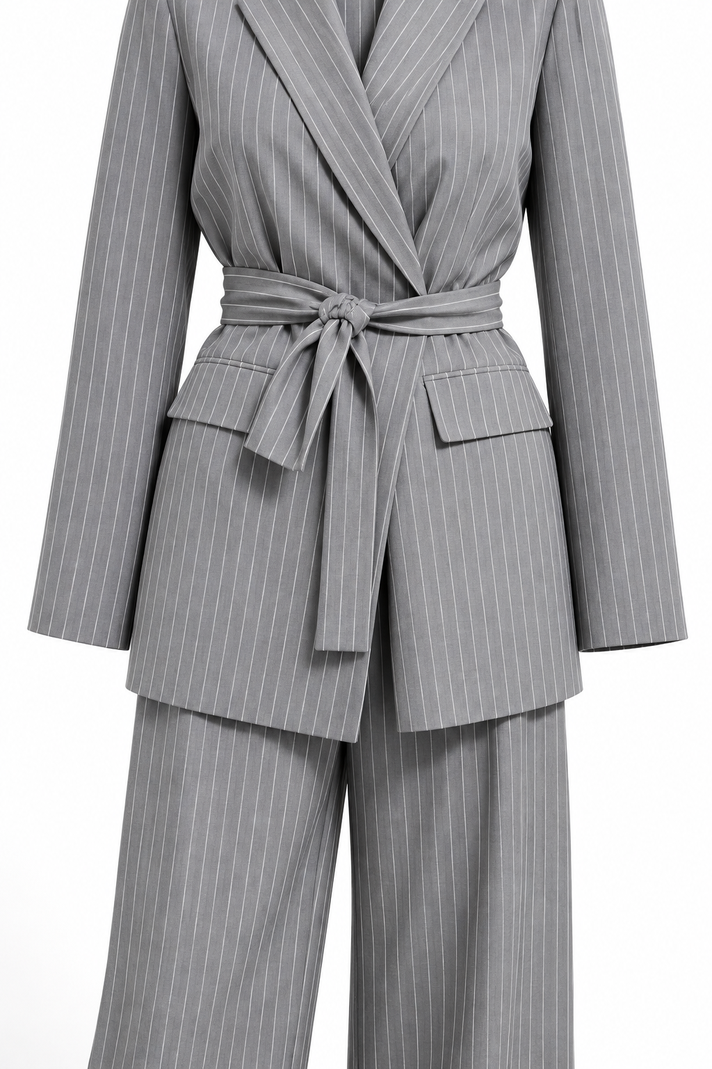 Tailleur gessato grigio non indossato, dettaglio della cintura annodata e delle righe.