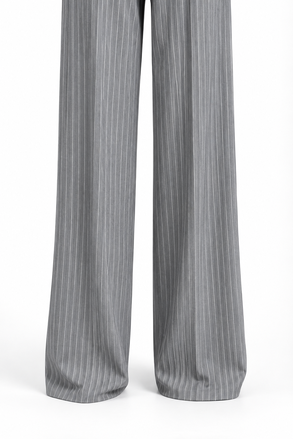 Tailleur gessato grigio non indossato, dettaglio delle gambe ampie e degli orli dei pantaloni.
