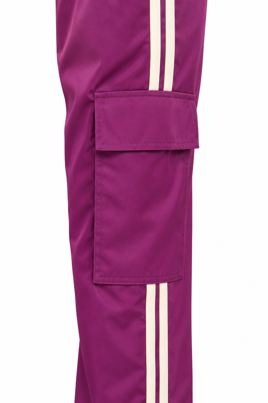Dettaglio della tasca cargo e delle due bande sul pantalone viola Lumina.
