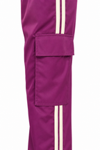 Dettaglio della tasca cargo e delle due bande sul pantalone viola Lumina.