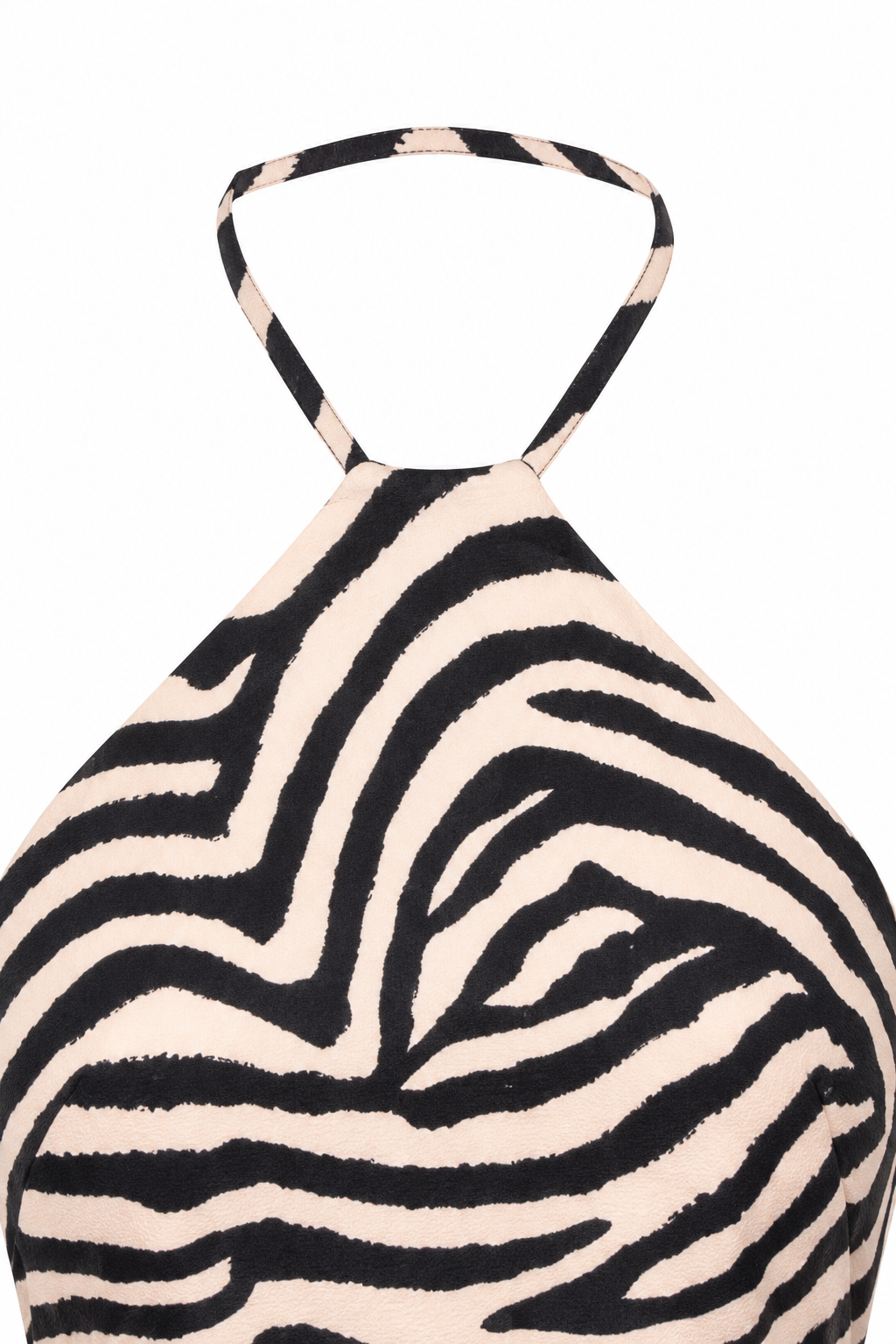Dettaglio dello scollo all’americana del vestito animalier, su fondo bianco.
