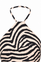 Dettaglio dello scollo all’americana del vestito animalier, su fondo bianco.