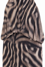 Dettaglio del drappeggio in vita dell abito lungo animalier Lumina.