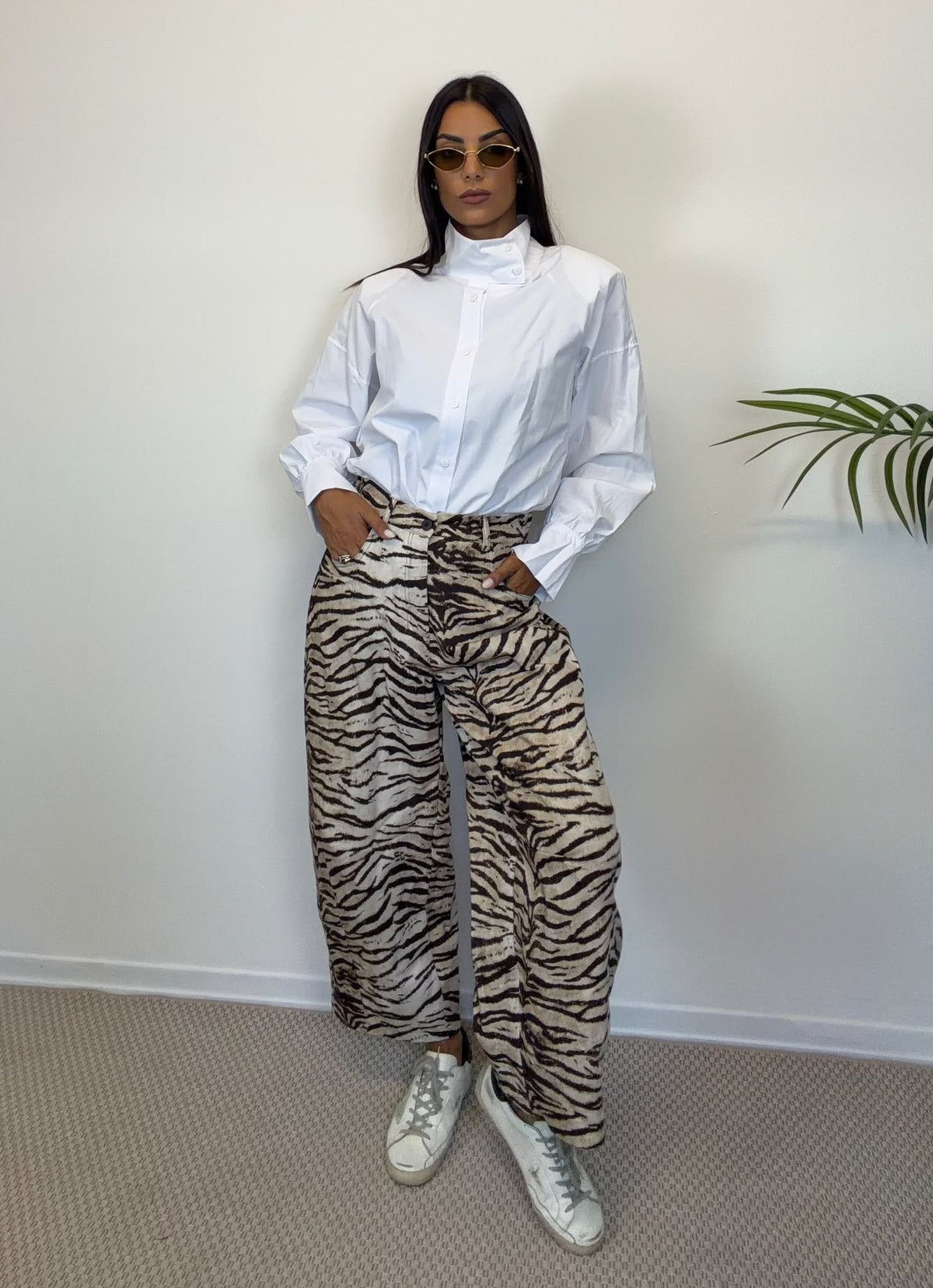Pantalone con stampa zebra e gamba ampia, vista frontale.