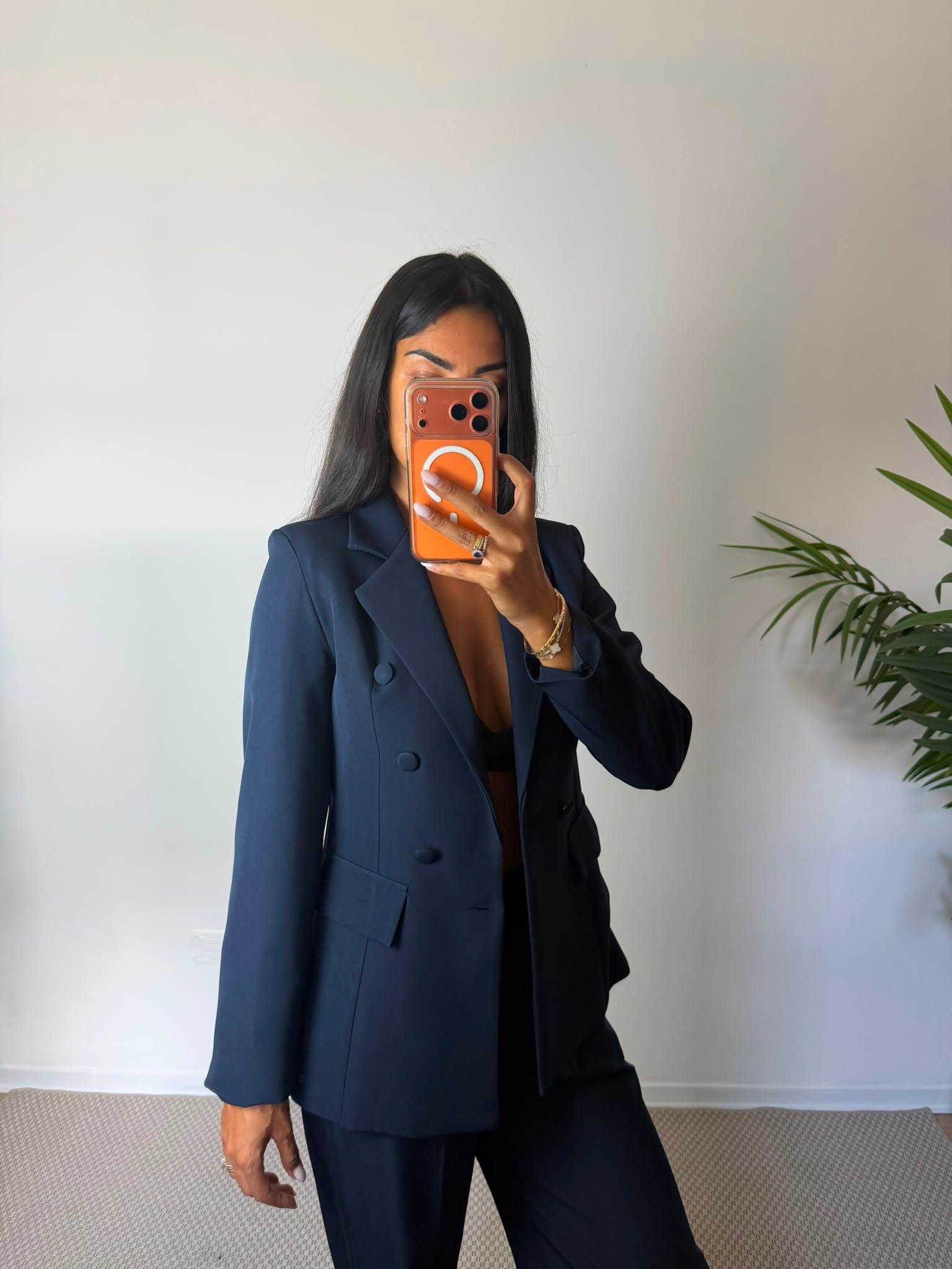 Tailleur doppiopetto blu indossato