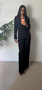 Tailleur doppiopetto nero indossato
